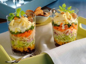 Vegetarischer Schichtsalat im Glas