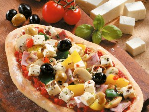 Pizzafladen mit Oliven und Hirtenkäse