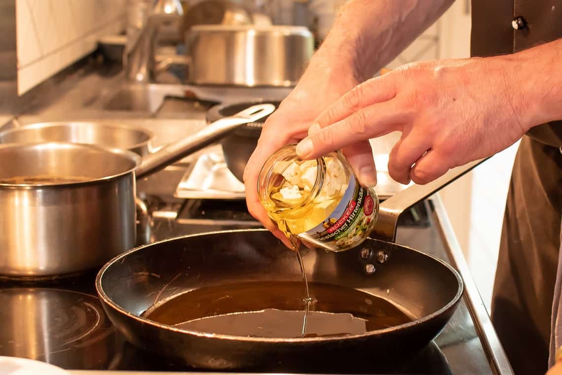Öl aus Friesischer Hirtenkäse Salatwürfel in Pfanne geben