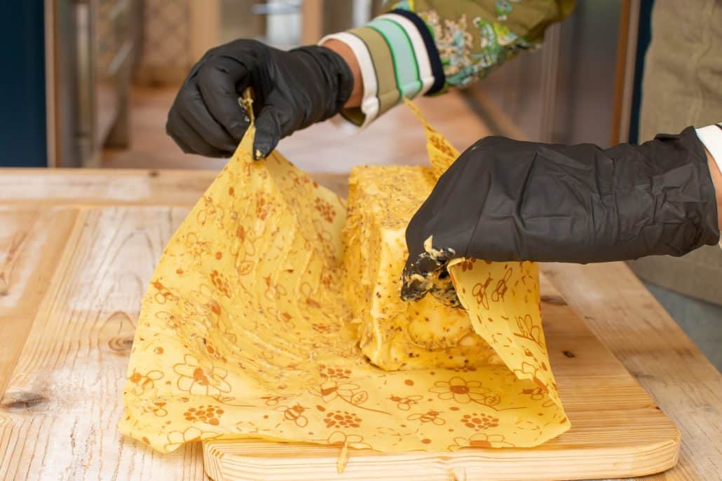 Affinierten Käse in Bienenwachstuch einwickeln